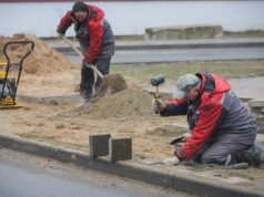В парке на улице Суркова восстанавливают покрытие на тротуаре