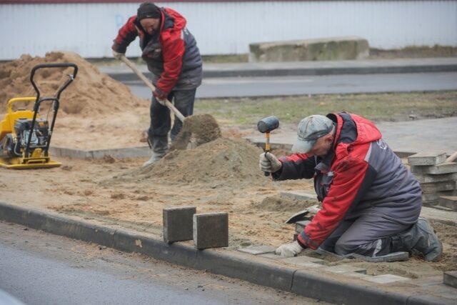 В парке на улице Суркова восстанавливают покрытие на тротуаре