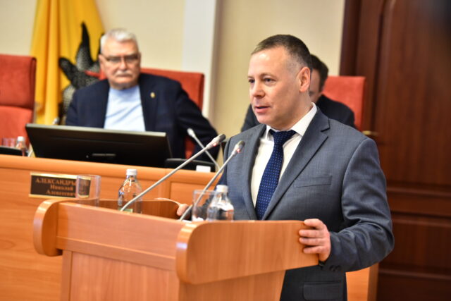 Михаил Евраев представил депутатам отчёт о деятельности Правительства региона