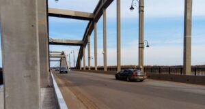 На съезде с моста временно изменится схема движения транспорта