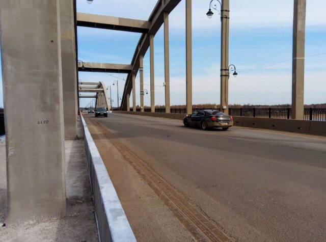 На съезде с моста временно изменится схема движения транспорта