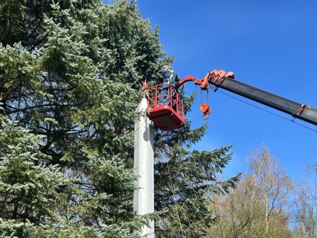 В Кировском микрорайоне приводят в порядок мемориальный знак в память работникам нефтебазы