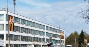 На улицах Рыбинска монтируют новую праздничную атрибутику к 9 Мая