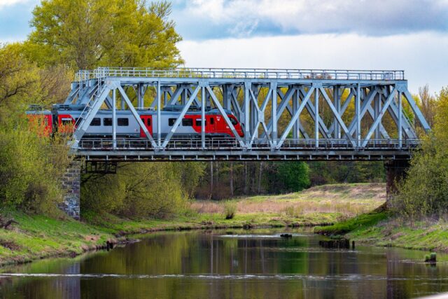 Маршруты некоторых пригородных поездов, следующих из Рыбинска, временно изменятся в мае