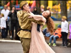 Около 100 человек стали участниками танцевального флешмоба, посвященного 80-летию Великой Победы, в Ярославле