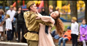 Около 100 человек стали участниками танцевального флешмоба, посвященного 80-летию Великой Победы, в Ярославле