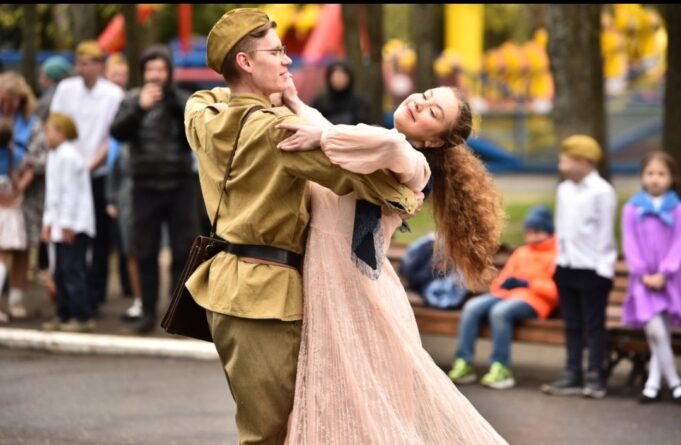 Около 100 человек стали участниками танцевального флешмоба, посвященного 80-летию Великой Победы, в Ярославле