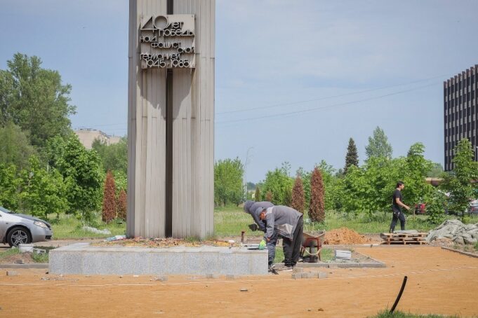 В Рыбинске завершается благоустройство территории у стелы на Бульваре Победы