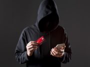 Насколько опасно обналичивать деньги через свою карту?