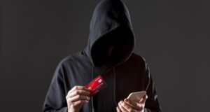 Насколько опасно обналичивать деньги через свою карту?