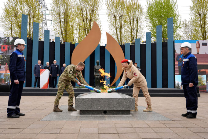 80 Вечных огней одновременно зажглись сегодня в рамках Всероссийской акции «Храним огонь Победы»