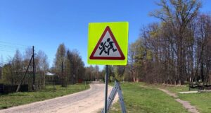 В Рыбинском районе устанавливают новые дорожные знаки