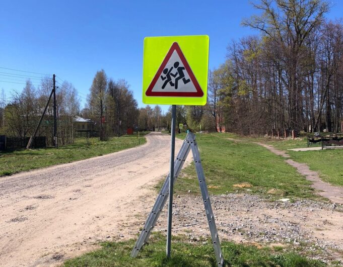 В Рыбинском районе устанавливают новые дорожные знаки