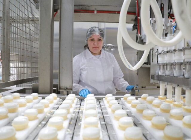 Аграрии региона за полгода увеличили производство молочной, мясной, кондитерской продукции и мороженого