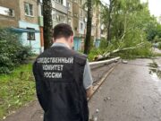 В Ярославле порыв ветра уронил столб на подростка