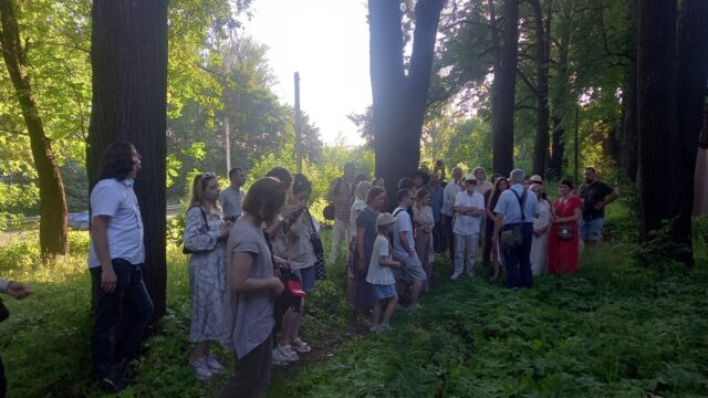 Участникам международного форума «Дерево в архитектуре» показали Бурлацкую больницу на левом берегу Волги