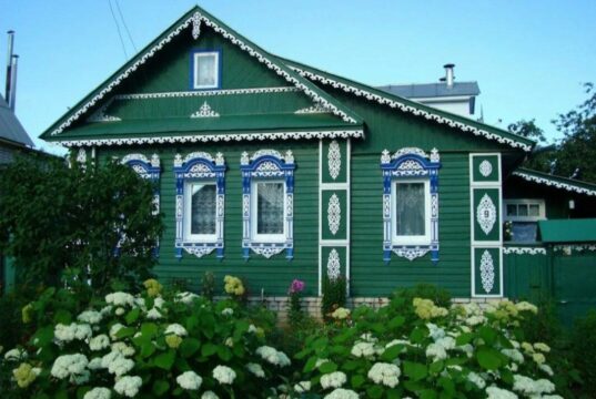 В Ярославской области вовсю действует программа по обновлению фасадов частных домов вдоль региональных дорог