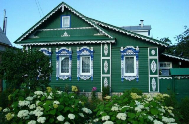 В Ярославской области вовсю действует программа по обновлению фасадов частных домов вдоль региональных дорог