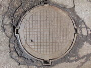 Собственники обязаны устранить дефекты люков на дорогах и тротуарах Ярославской области