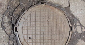 Собственники обязаны устранить дефекты люков на дорогах и тротуарах Ярославской области