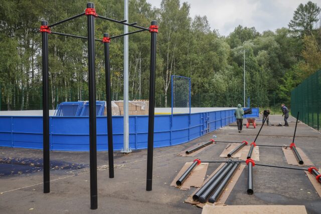 На Слипе завершается монтаж «умной» спортивной площадки