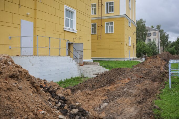 В Рыбинске приводят в порядок территории учреждений образования