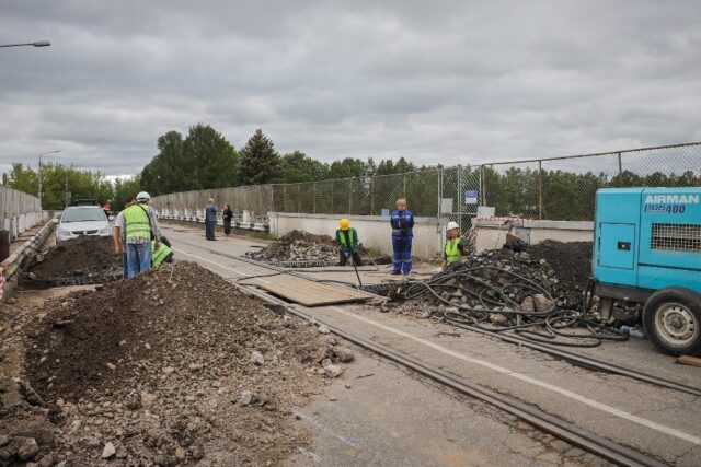Мост через шлюзы ремонтируют в две смены