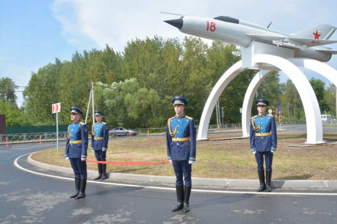 В Рыбинске торжественно открыли памятник самолету Миг-21