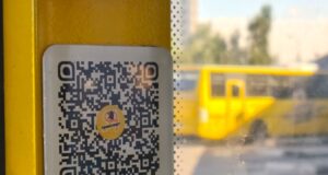В общественном транспорте Ярославля обновляют таблички с QR-кодами для оплаты проезда