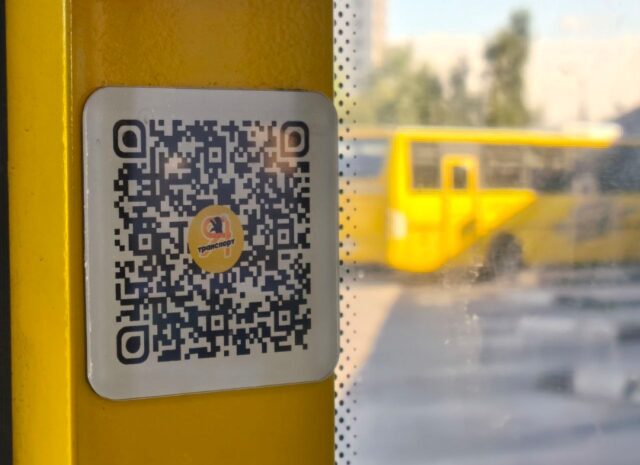 В общественном транспорте Ярославля обновляют таблички с QR-кодами для оплаты проезда