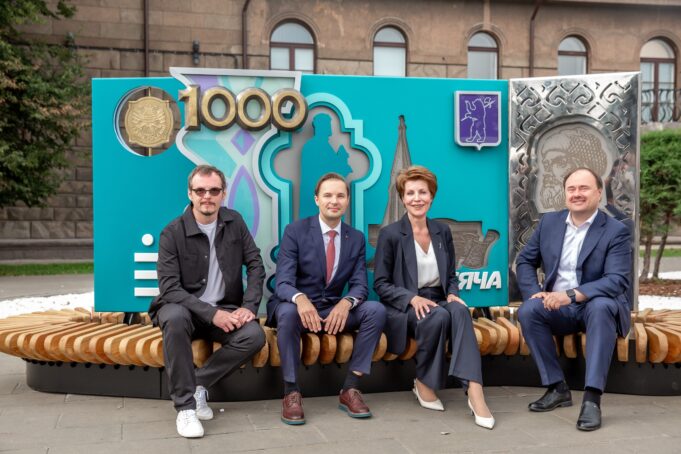 Скамья «Ярославская тысяча» установлена на площади Богоявления в Ярославле