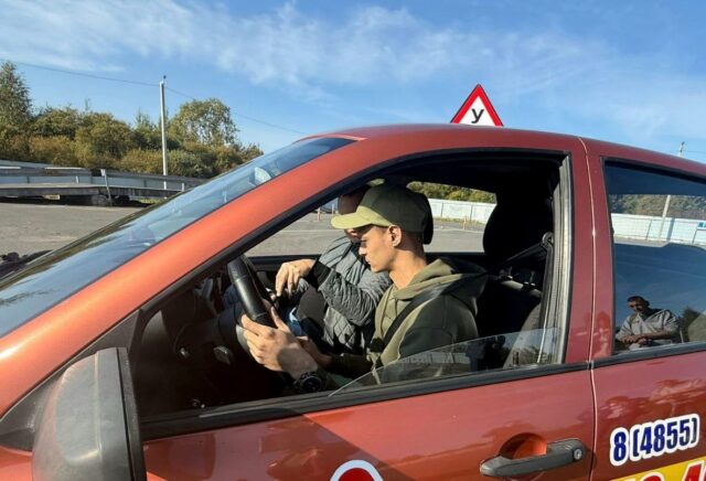 В Ярославской области реализуется программа обучения вождению участников СВО с ограниченными возможностями здоровья