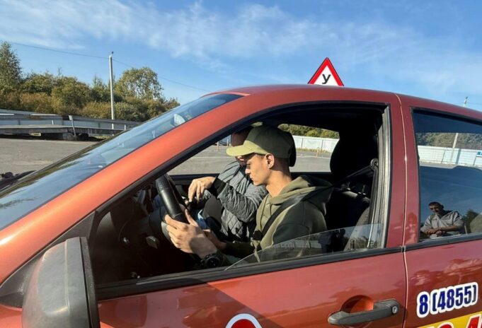 В Ярославской области реализуется программа обучения вождению участников СВО с ограниченными возможностями здоровья