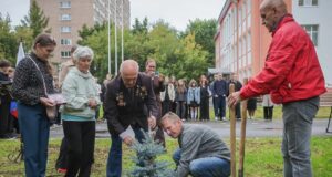 У школы №26 высадили голубую ель в память о выпускнике школы Андрее Стукалове