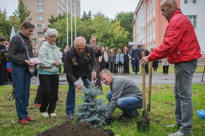 У школы №26 высадили голубую ель в память о выпускнике школы Андрее Стукалове