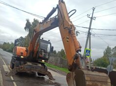 На улице Алябьева устраняли течь