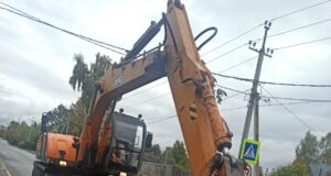 На улице Алябьева устраняли течь