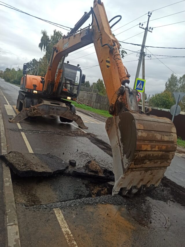 На улице Алябьева устраняли течь