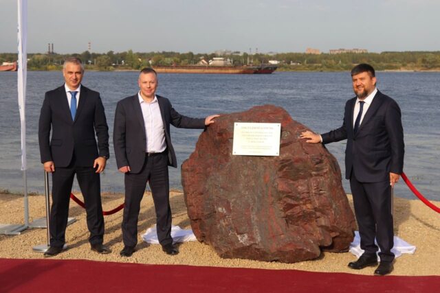 В Ярославле установили памятный камень в честь строительства третьего моста через Волгу