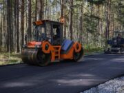 На дороге к лагерю «Полянка» уложили первый слой асфальта