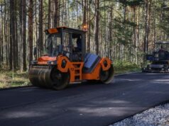 На дороге к лагерю «Полянка» уложили первый слой асфальта