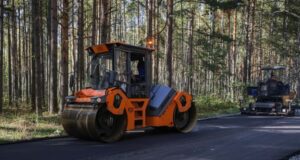 На дороге к лагерю «Полянка» уложили первый слой асфальта