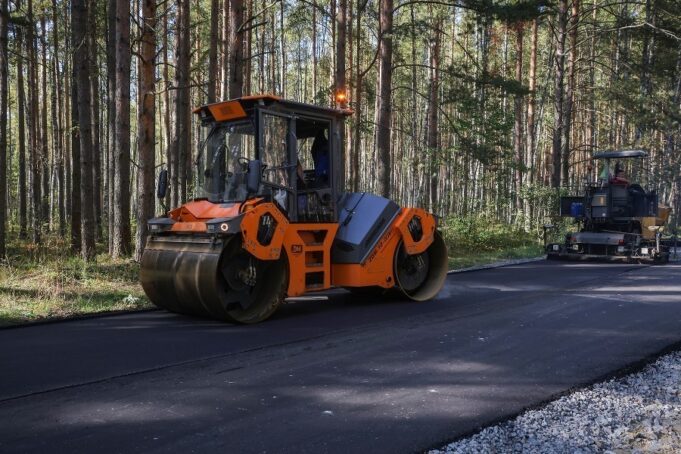 На дороге к лагерю «Полянка» уложили первый слой асфальта