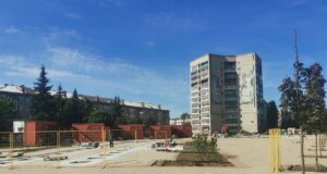 Тротуар по проспекту Серова приведут в порядок