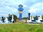 На трассе М8 в Ярославской области устанавливают стелу в шахматной стилистике