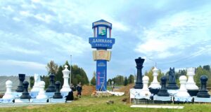 На трассе М8 в Ярославской области устанавливают стелу в шахматной стилистике