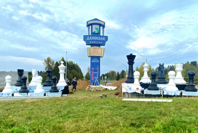 На трассе М8 в Ярославской области устанавливают стелу в шахматной стилистике