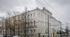 В Рыбинске обновляют фасад у одного из самых больших зданий из списка ремонта на этот год