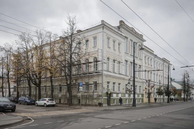 В Рыбинске обновляют фасад у одного из самых больших зданий из списка ремонта на этот год