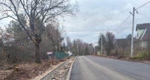 Знаменитую булыжную дорогу в деревне Каботово ремонтируют